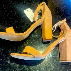 Women’s size 11 taupe - 2/29 live show $5 start